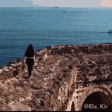 Walking Ela Kir GIF - Walking Ela Kir Sightseeing GIFs