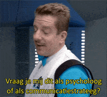 a man in a blue shirt and white vest says vraag je mij dit als psychologieg of als communicatiestrategieg