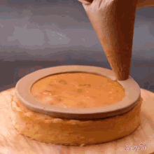 a cake is being decorated with a piping bag and the words easy pl are on the bottom
