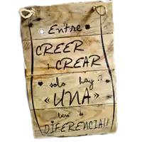 a wooden sign that says entre creer y crear solo hay una letra de diferencia