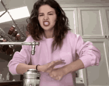 Selena Gomez Washing Finger GIF - Selena Gomez Washing Finger Washing Hands GIFs