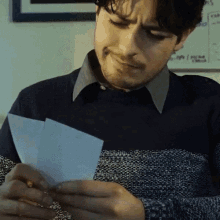 Guy With A Sweat Shirt Writing GIF - Guy With A Sweat Shirt Writing Carta GIFs