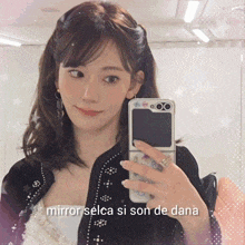 a woman taking a selfie with the words mirror selca si son de dana
