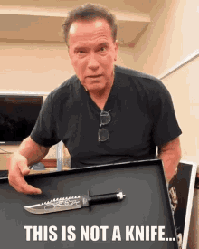 Arnold Schwarzenegger Knife GIF - Arnold Schwarzenegger Knife Predator GIFs