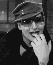 Marilyn Manson GIF - Marilyn Manson Laughing GIFs