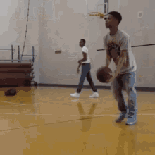 Basketball Throw GIF - Basketball Throw Pass GIFs