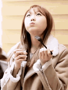 류수정 으음 맛있어  맛있음 시식 맛보기 먹기 씹기 옴뇸뇸 러블리즈 GIF - Ryu Sujeong Eat Chewing GIFs