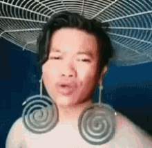 Lelaki Nyanyi Pakai Subang Ubat Nyamuk Lingkar Man Sings Wearing Weird Earrings GIF