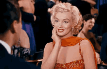 Looks Great Marilyn Monroe GIF - Looks Great Marilyn Monroe Eyebrow Raise GIFs