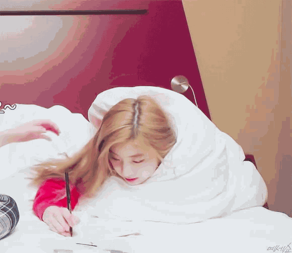 다현 이불속 이불 머리넘기기 휙 머릿결 침대 트와이스 GIF - Dahyun In Bed Blanket GIFs