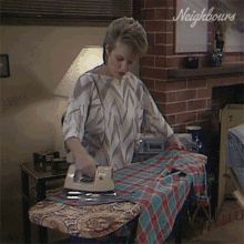 ironing daphne neighbours planchar planchando