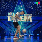 Estilo Libre Con Balón Charly Icono GIF - Estilo Libre Con Balón Charly Icono Got Talent Argentina GIFs