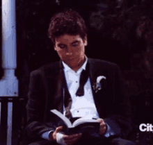 Himym How I Met Your Mother GIF - Himym How I Met Your Mother Reading GIFs