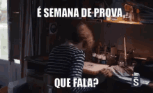 a woman sitting at a desk with the words semana de prova que fala on the bottom