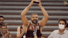 erguendo a taca olivinha novo basquete brasil nbb comemorando