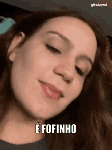 a close up of a woman 's face with the words e fofino written on it .