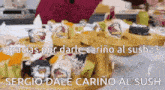 a bunch of sushi on a wooden tray with the words gracias por darte carino al sushi written on it