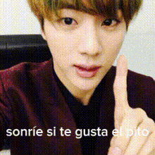 a close up of a person giving a thumbs up with sonrie si te gusta el pito written below