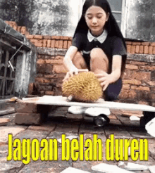 cewek buka durian duren belah