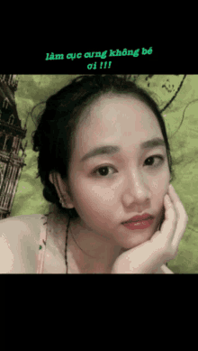 a woman with her hand on her face and the words " làm cục cung không be oi !!! " written above her