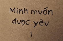 a piece of paper with the words minh muon được yêu on it