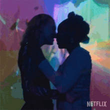 kissing tara jones darcy olsson heartstopper lesbian couple