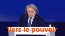 a man stands at a podium with the words je les de-tes-te written on it