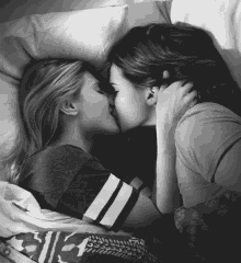 Lesbians Kissing GIF - Lesbians Kissing Kiss GIFs