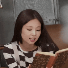 Jennie Scared Jennie Reading GIF - Jennie Scared Jennie Reading Jennie Happy GIFs