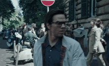 Mark Wahlberg Walking GIF - Mark Wahlberg Walking Glasses GIFs