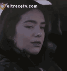 a close up of a woman 's face with eltrecetv.com written in the corner