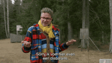 a man wearing a plaid jacket and a yellow scarf says sorry ik voel hier even een disbalans