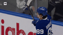 a hockey player with the name robert on his back