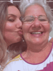 Chochan Mother Kiss GIF - Chochan Mother Kiss I Love Mom GIFs