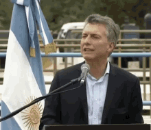 Mauricio Macri Bandera Cae Cabeza GIF