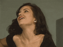 a woman in a black dress says si yo quisiera ...