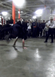 Break Dancing Cop Draws A Crowd GIF - Break Dance Showdown Tricks GIFs