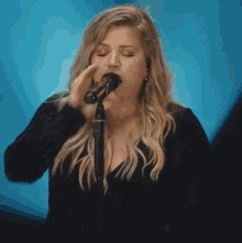 Kelly Clarkson All Eyes On Me GIF - Kelly Clarkson All Eyes On Me Love So Soft GIFs