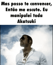 a man wearing sunglasses stands in front of a cloudy sky with the words mas posso te convencer
