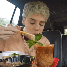 Eating Noodle Raphael Gomes GIF - Eating Noodle Raphael Gomes Taking A Bite GIFs