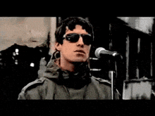 Oasis 1997 GIF - Oasis 1997 Do You Know What I Mean GIFs