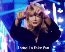 Taylor Swift Fake Fan GIF - Taylor Swift Fake Fan GIFs