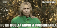a woman in a green coat says ho difficolta anche a considerara