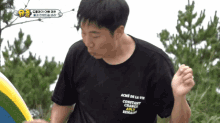 a man wearing a black shirt that says ache de la vie constant change aply remains