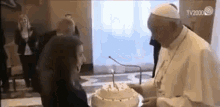 Papa Francesco Soffia Candeline Auguri Torta Buon Compleanno GIF - Pope Francis Happy Birthday Blowing Candles GIFs