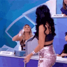 Livia Andrade Spray GIF - Livia Andrade Spray Spray On GIFs
