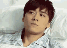 躺着 GIF - Li Yi Feng Lie Down In Hospital GIFs