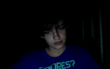 a young man wearing a blue shirt that says colores