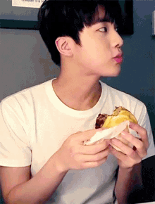 Eating Hamburger GIF - Eating Eat Hamburger GIFs