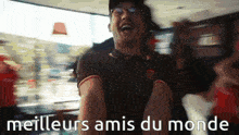 a blurry picture of a man with the words " meilleurs amis du monde " written on the bottom